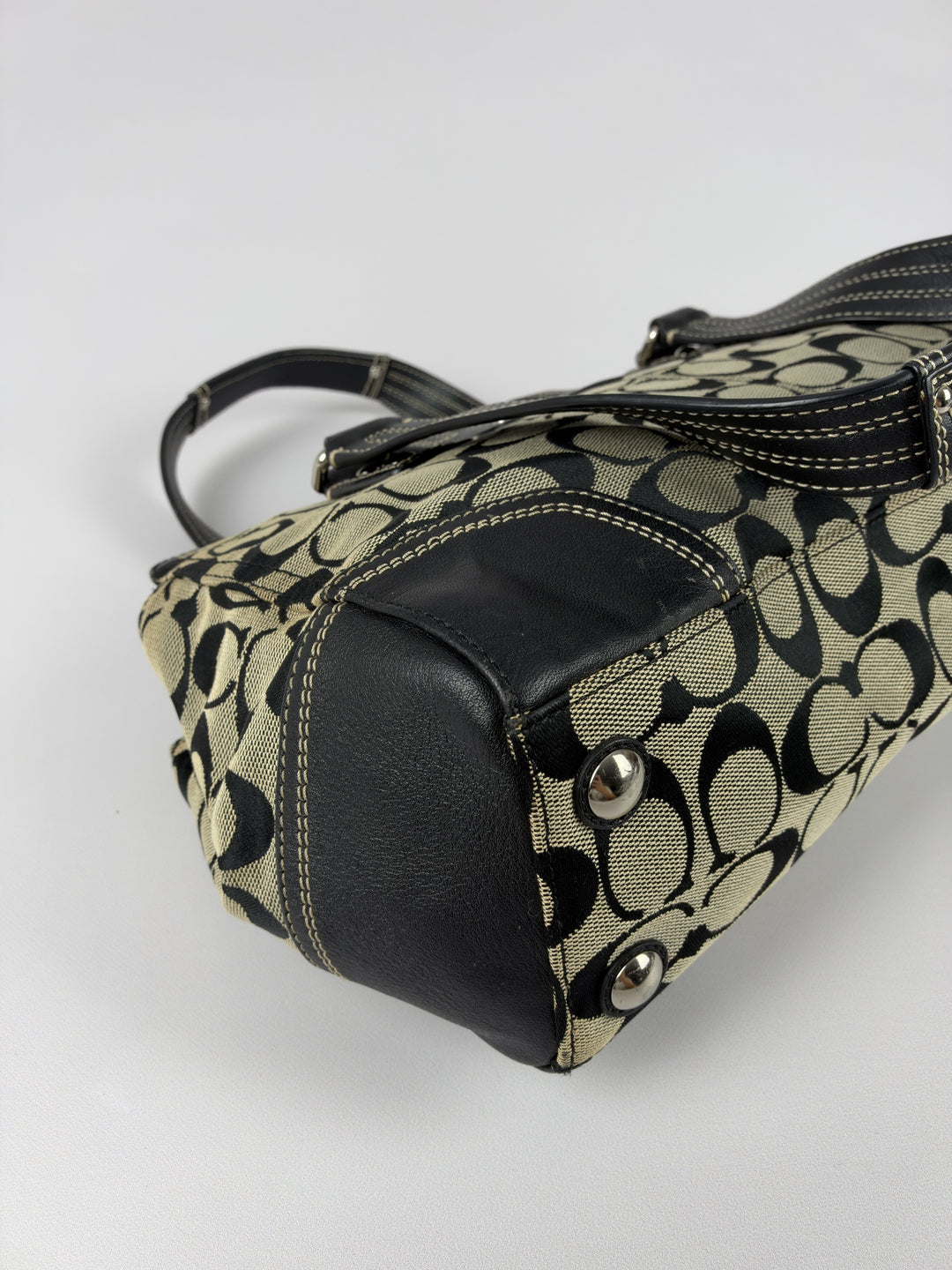 Coach Signature Canvas Turnlock Satchel Baguette Shoulder Bag in Grau/Schwarz, Detailansicht 9