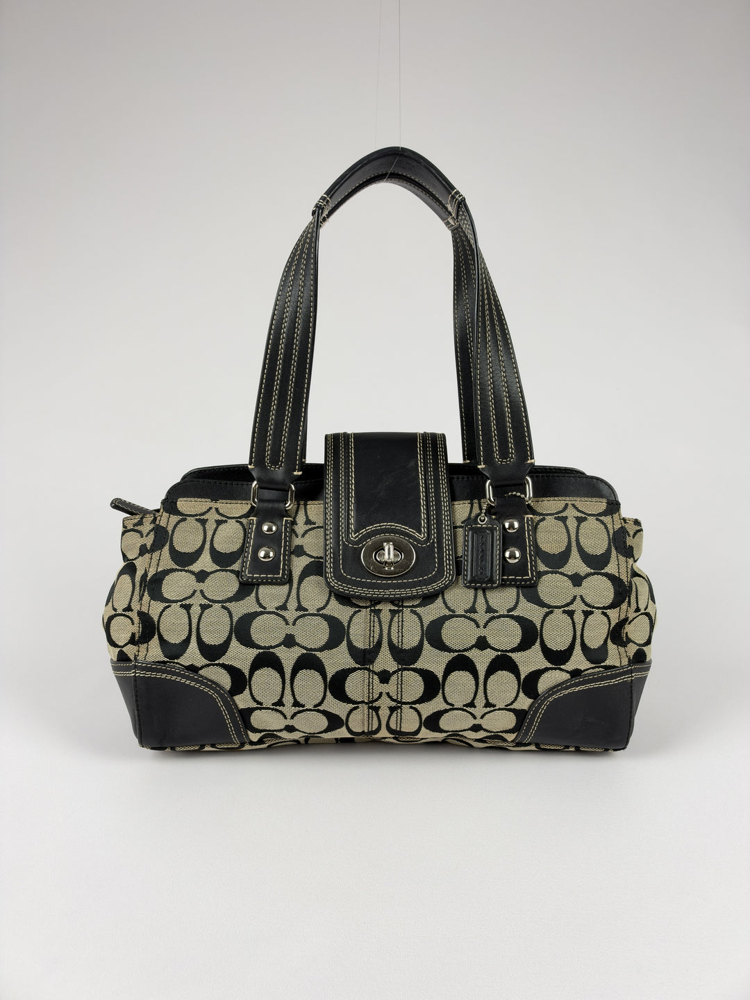 Coach Signature Canvas Turnlock Satchel Baguette Shoulder Bag in Grau/Schwarz, Vorderansicht im Originalfoto