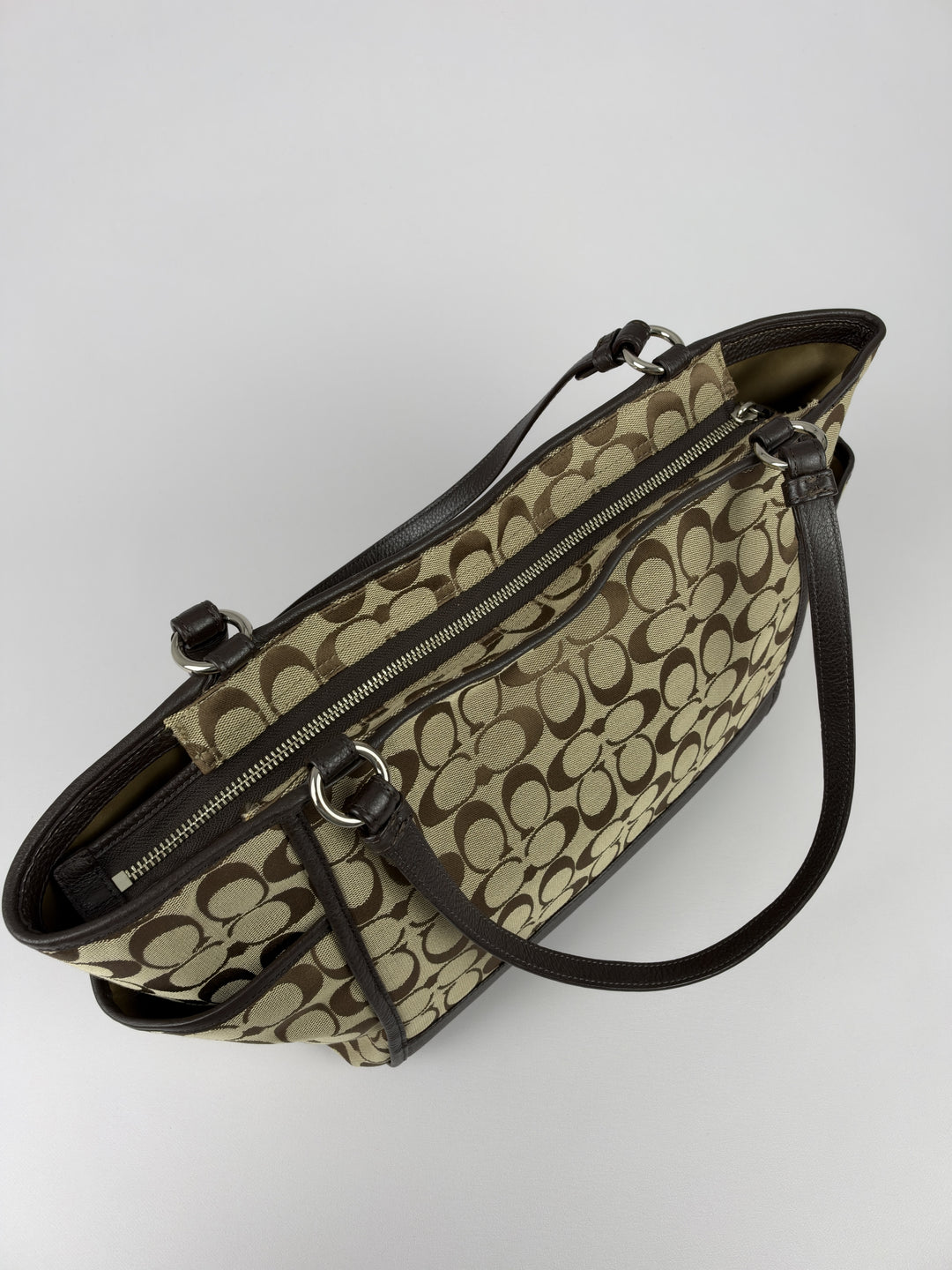 Coach Signature Gallery Tote Shoulder Bag in Khaki/Braun, Detailansicht 11