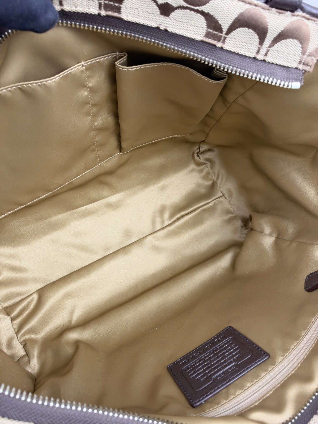 Coach Signature Gallery Tote Shoulder Bag in Khaki/Braun, Detailansicht 12