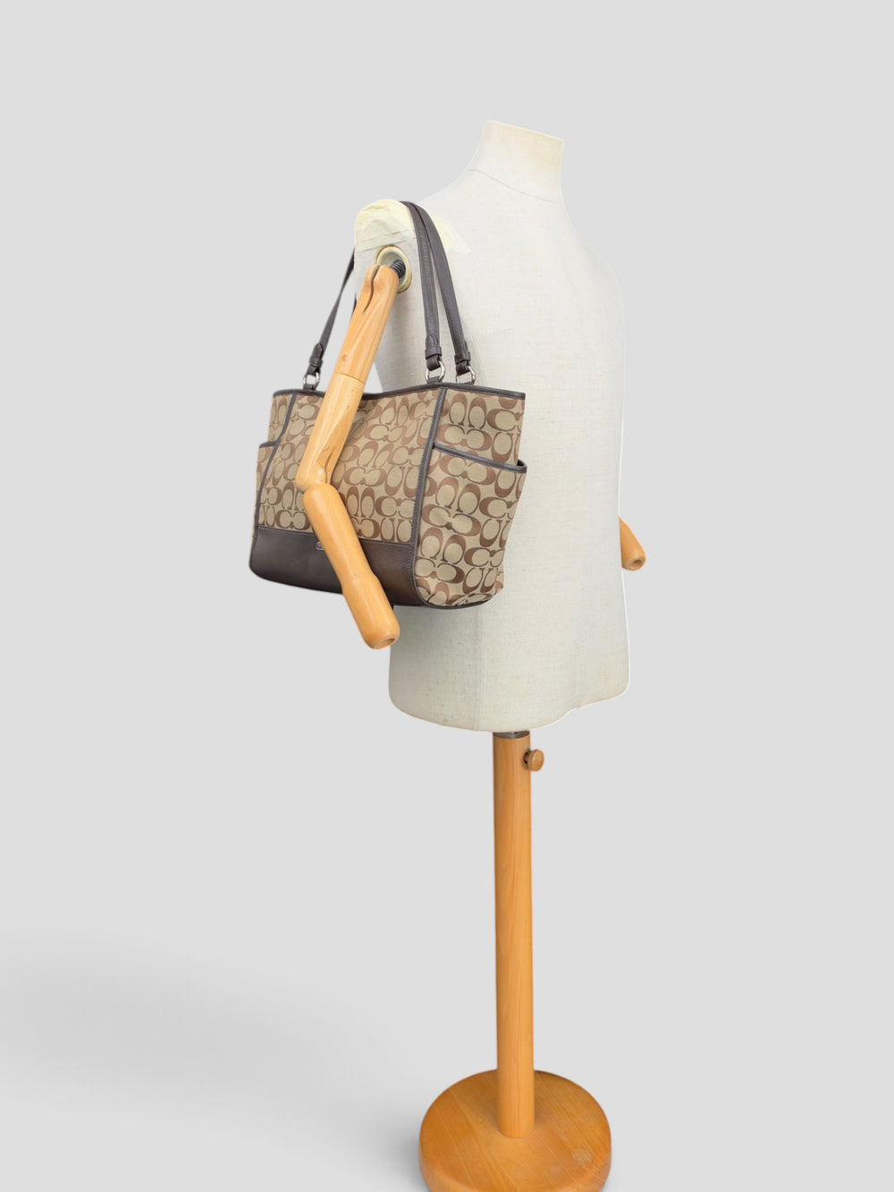 Coach Signature Gallery Tote Shoulder Bag in Khaki/Braun, getragen an der Schneiderpuppe