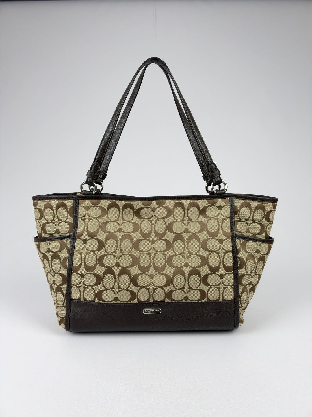 Coach Signature Gallery Tote Shoulder Bag in Khaki/Braun, Vorderansicht im Originalfoto