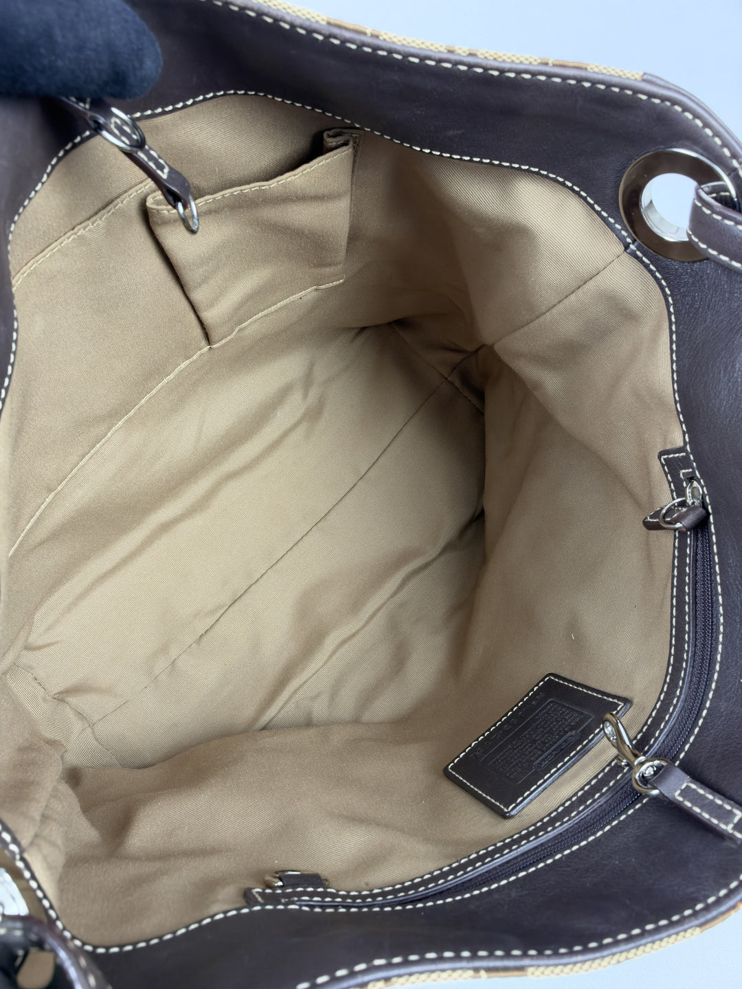 Coach Signature Leather Hobo Shoulder Bag in Khaki/Braun, Detailansicht 12