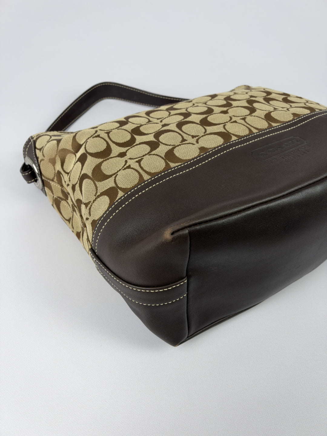 Coach Signature Leather Hobo Shoulder Bag in Khaki/Braun, Detailansicht 5