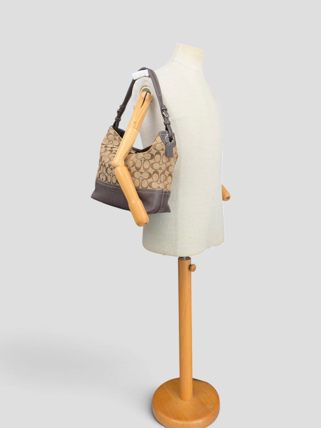 Coach Signature Leather Hobo Shoulder Bag in Khaki/Braun, getragen an der Schneiderpuppe