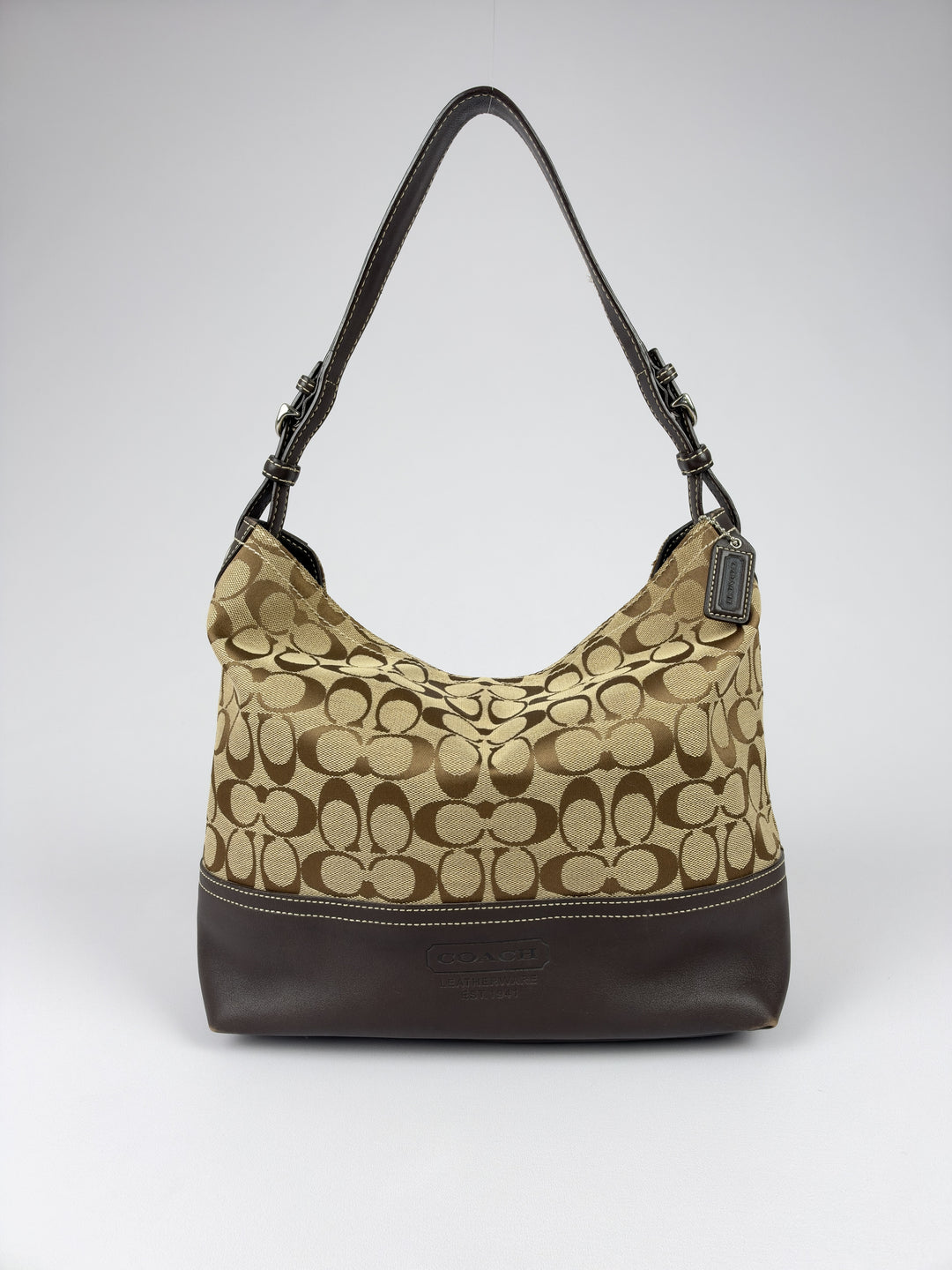Coach Signature Leather Hobo Shoulder Bag in Khaki/Braun, Vorderansicht im Originalfoto