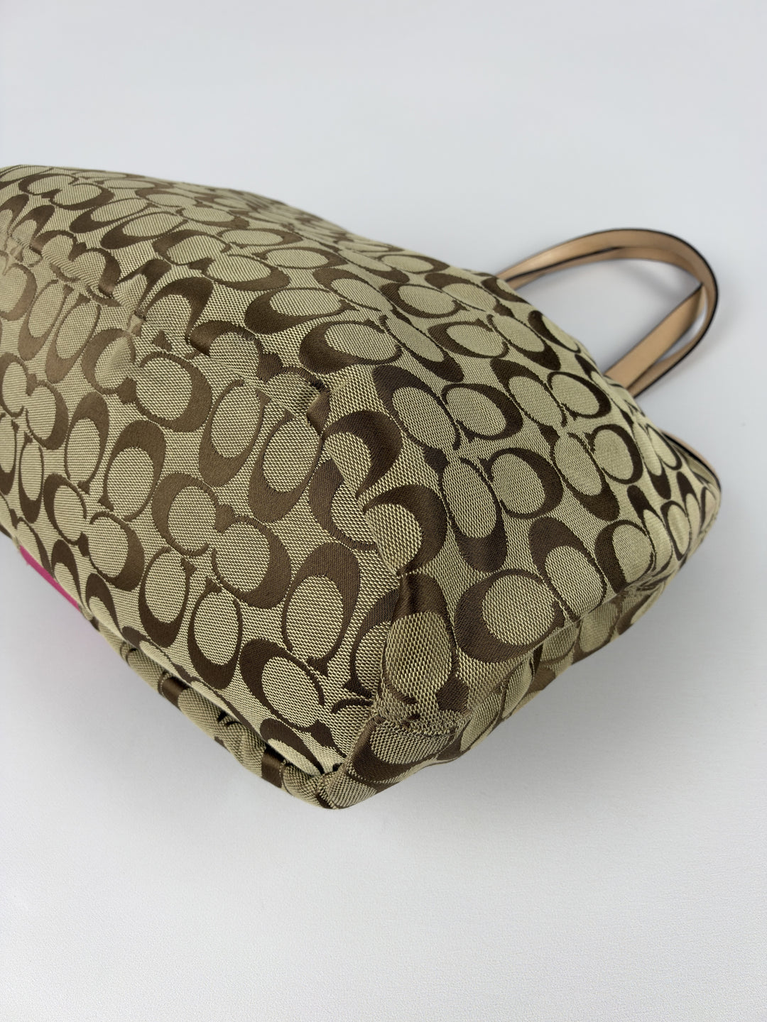Coach Signature Pink Stripe Devin Tote Shoulder Bag in Khaki/Braun, Detailansicht 10