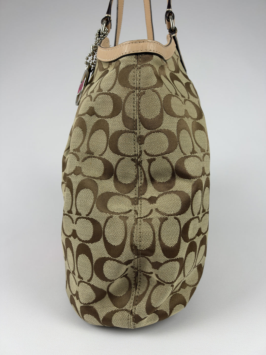 Coach Signature Pink Stripe Devin Tote Shoulder Bag in Khaki/Braun, Detailansicht 2