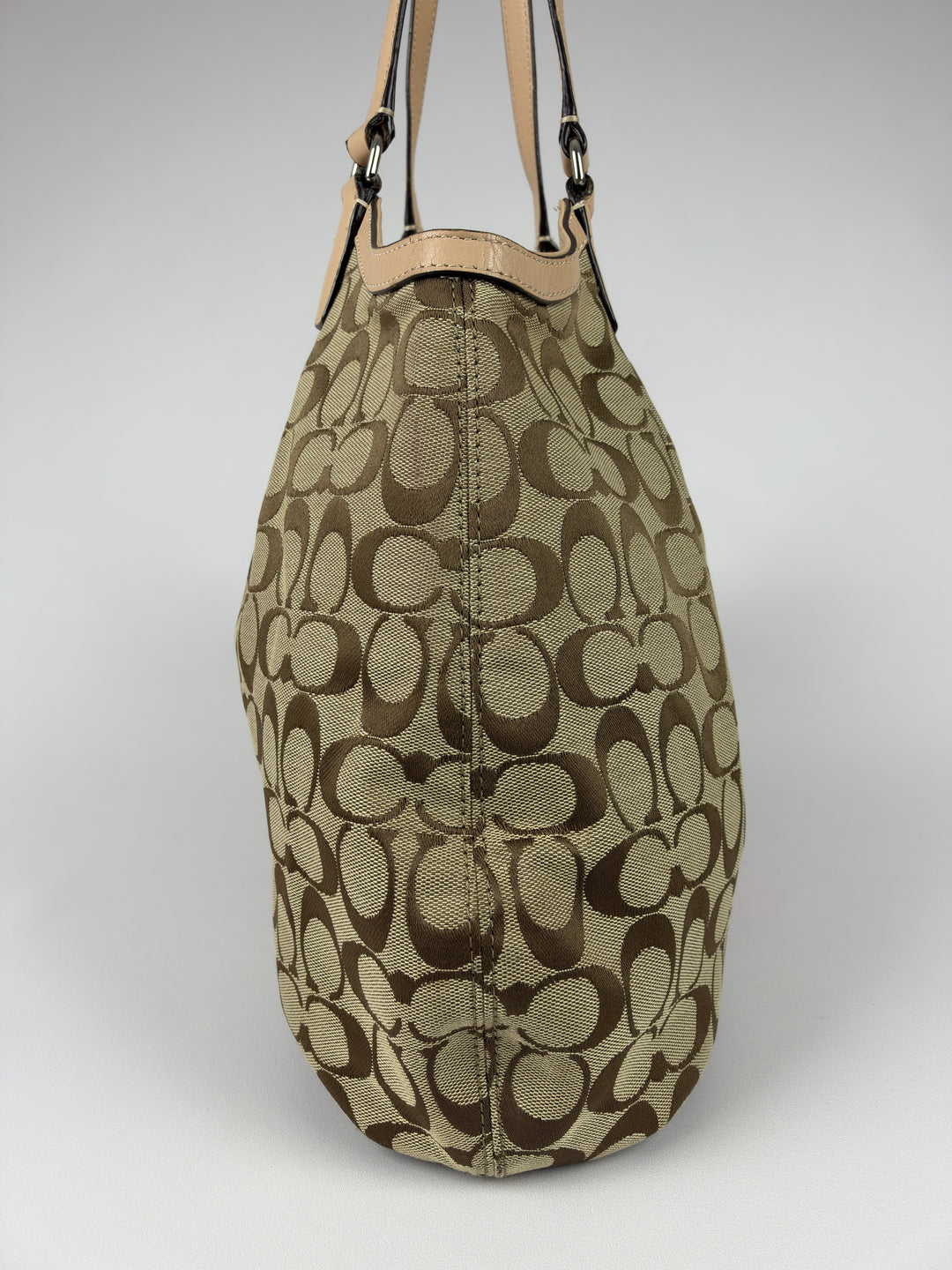 Coach Signature Pink Stripe Devin Tote Shoulder Bag in Khaki/Braun, Detailansicht 4