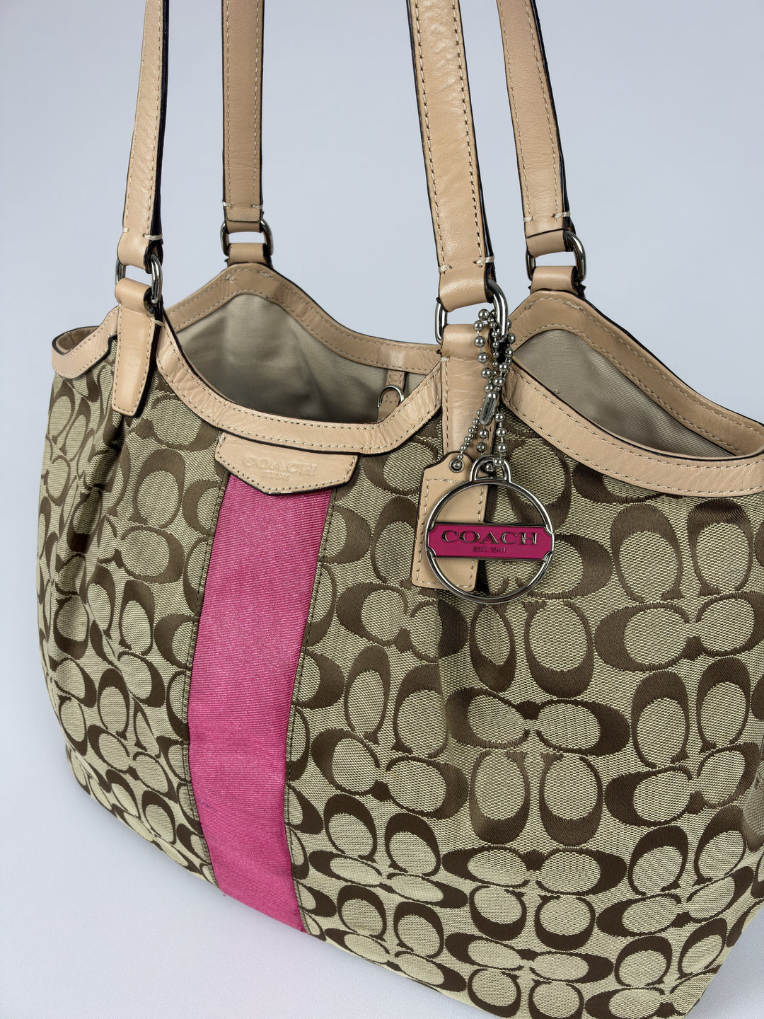 Coach Signature Pink Stripe Devin Tote Shoulder Bag in Khaki/Braun, Detailansicht 5