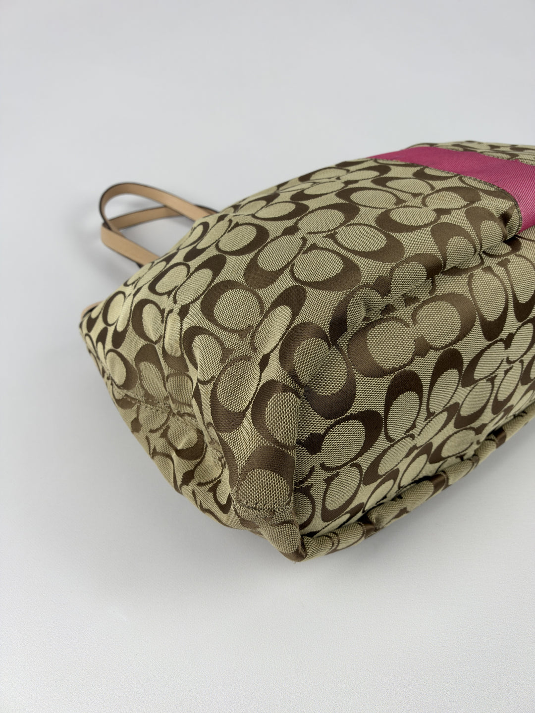 Coach Signature Pink Stripe Devin Tote Shoulder Bag in Khaki/Braun, Detailansicht 7