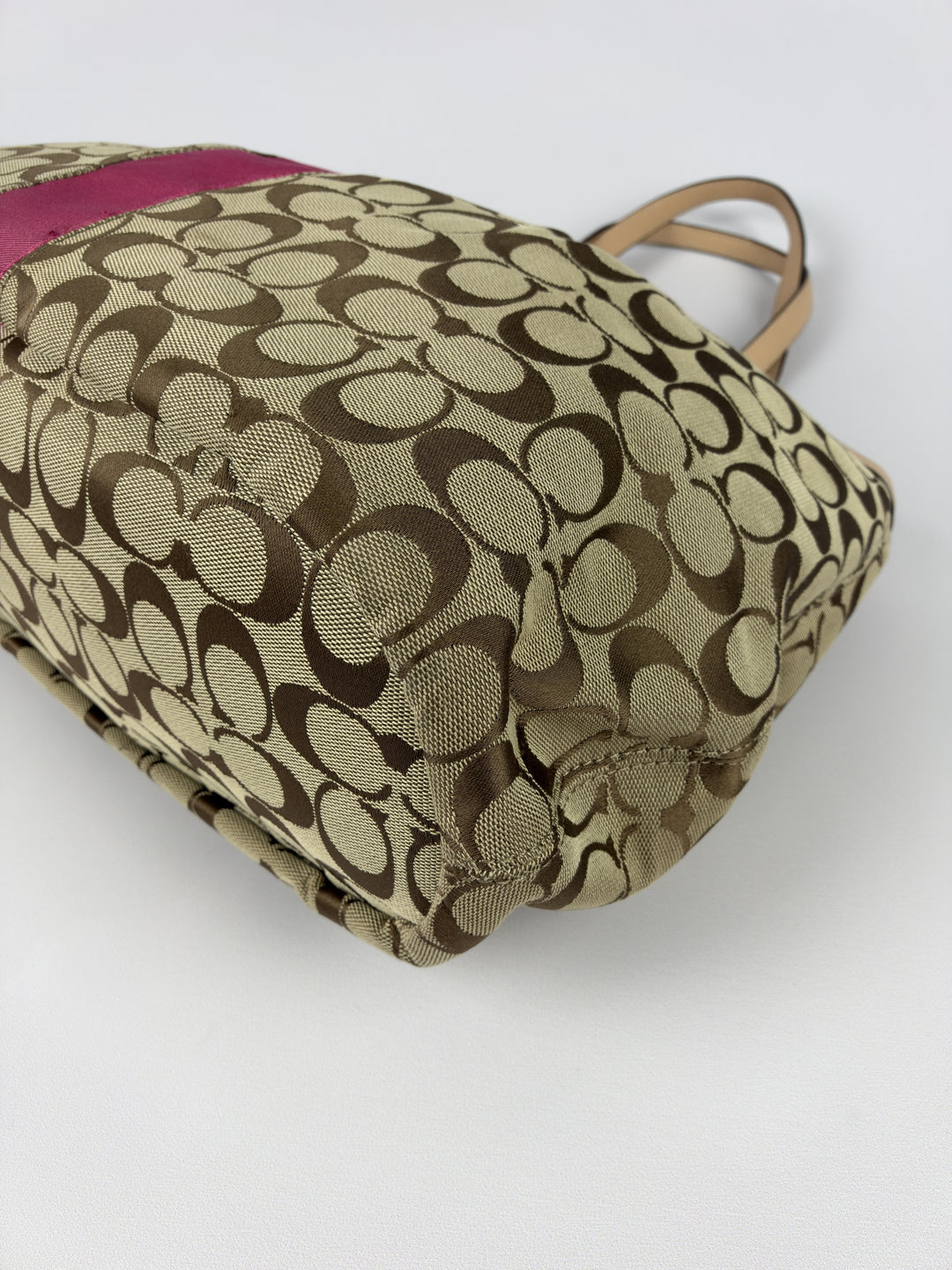 Coach Signature Pink Stripe Devin Tote Shoulder Bag in Khaki/Braun, Detailansicht 8