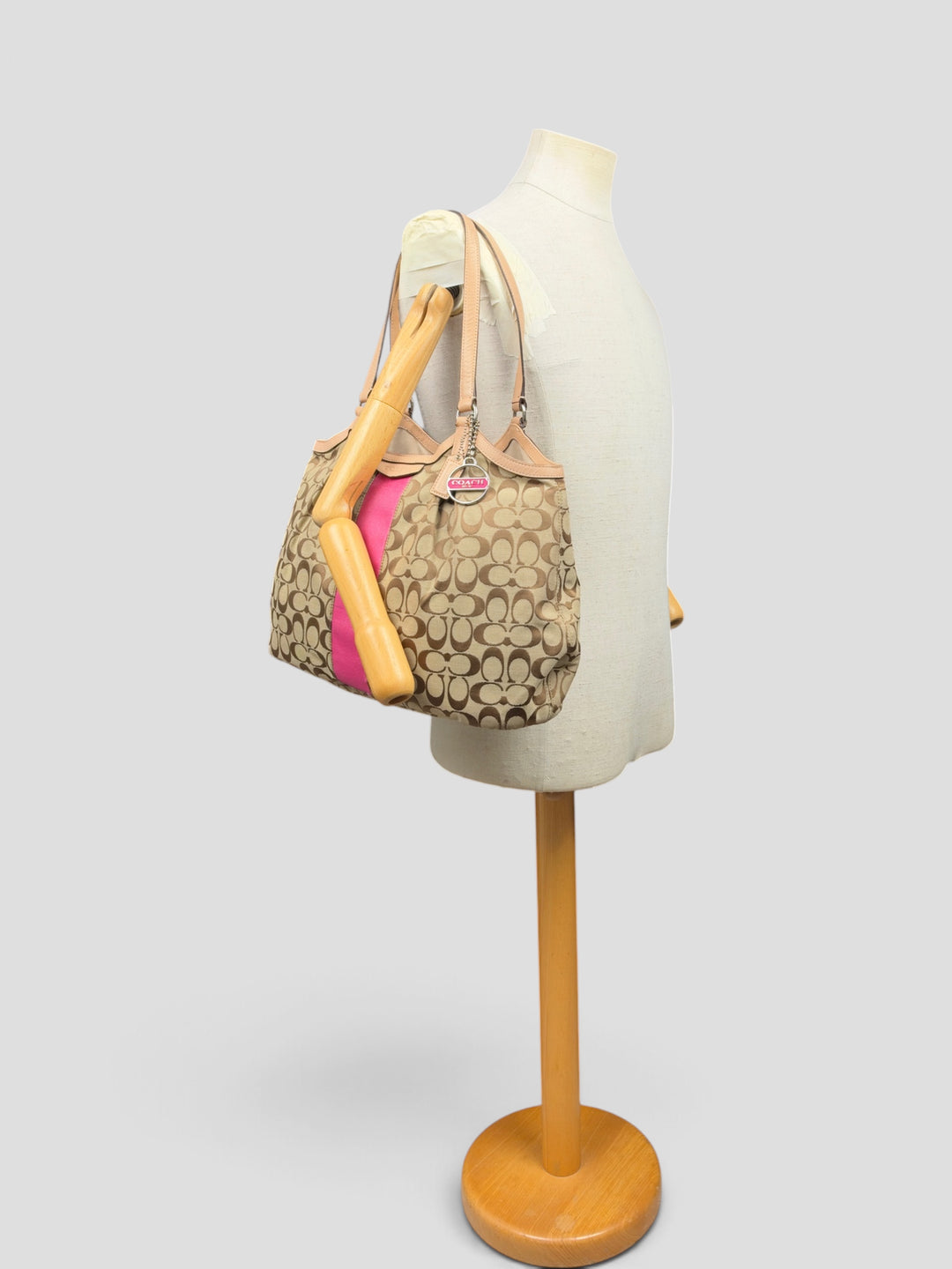 Coach Signature Pink Stripe Devin Tote Shoulder Bag in Khaki/Braun, getragen an der Schneiderpuppe