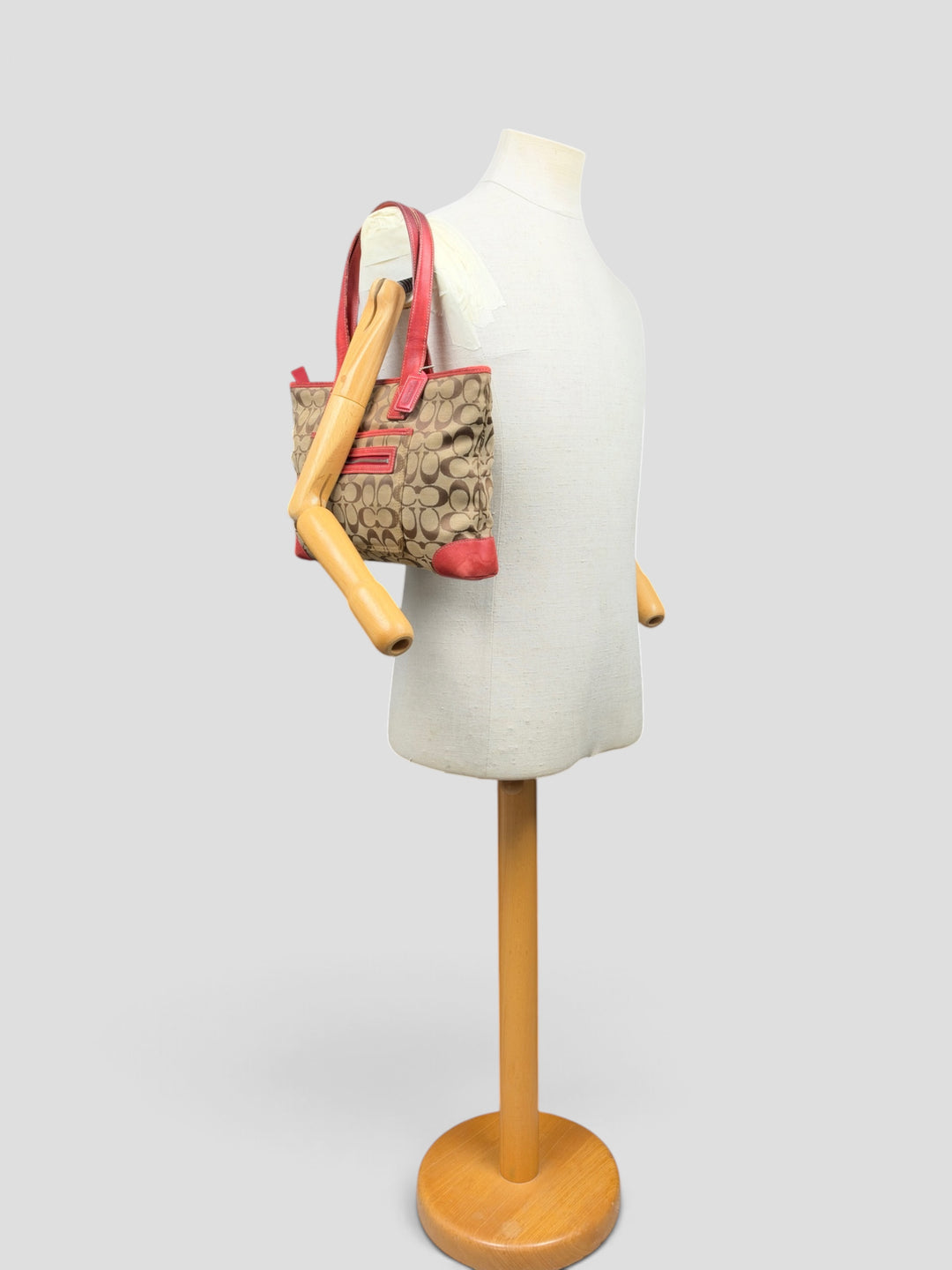 Coach Signature Red Leather Zip Top Tote Shoulder Bag in Khaki/Braun, getragen an der Schneiderpuppe
