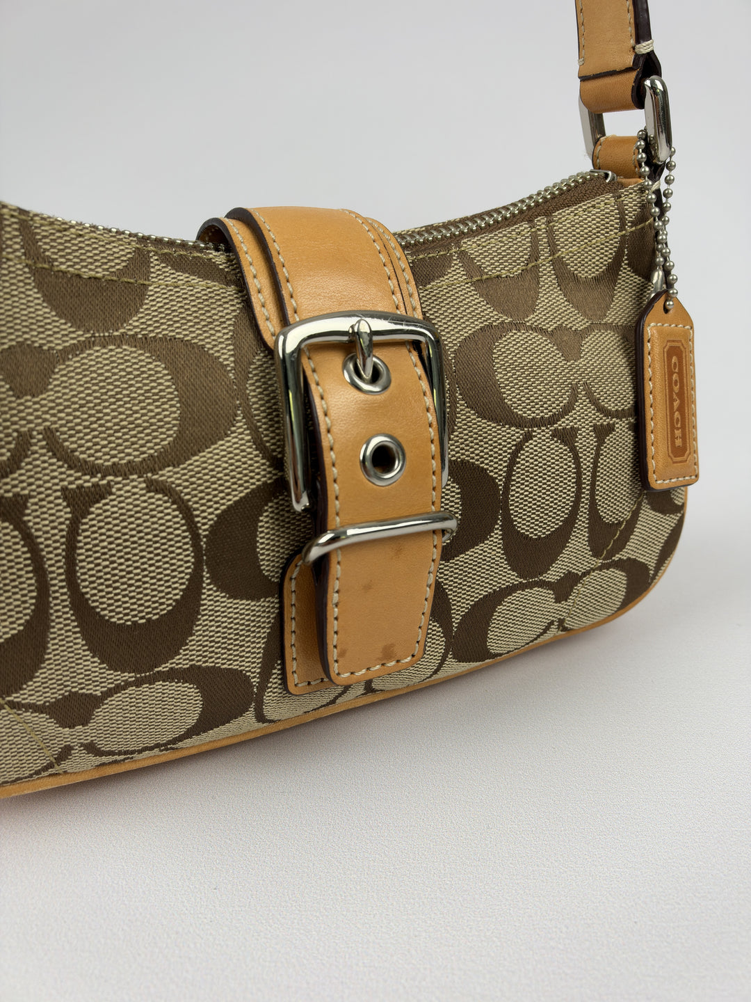 Coach Signature Soho Buckle Demi Pochette Shoulder Bag in Khaki/Braun, Detailansicht 1