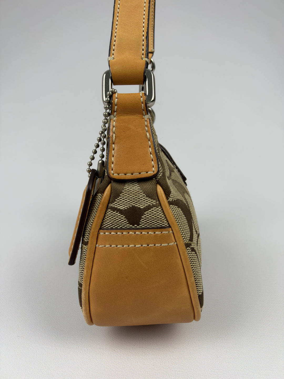 Coach Signature Soho Buckle Demi Pochette Shoulder Bag in Khaki/Braun, Detailansicht 2