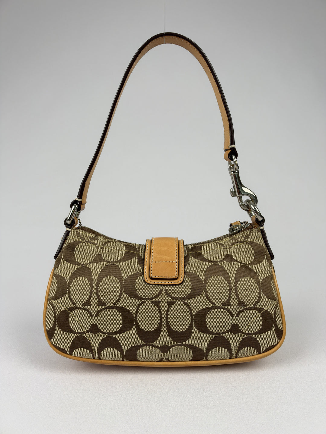 Coach Signature Soho Buckle Demi Pochette Shoulder Bag in Khaki/Braun, Detailansicht 3