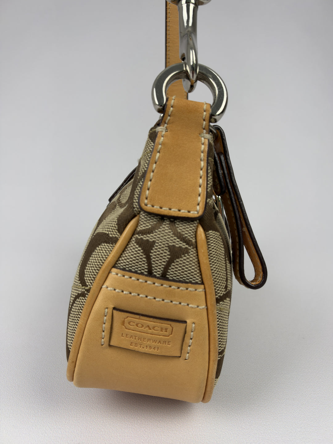 Coach Signature Soho Buckle Demi Pochette Shoulder Bag in Khaki/Braun, Detailansicht 4