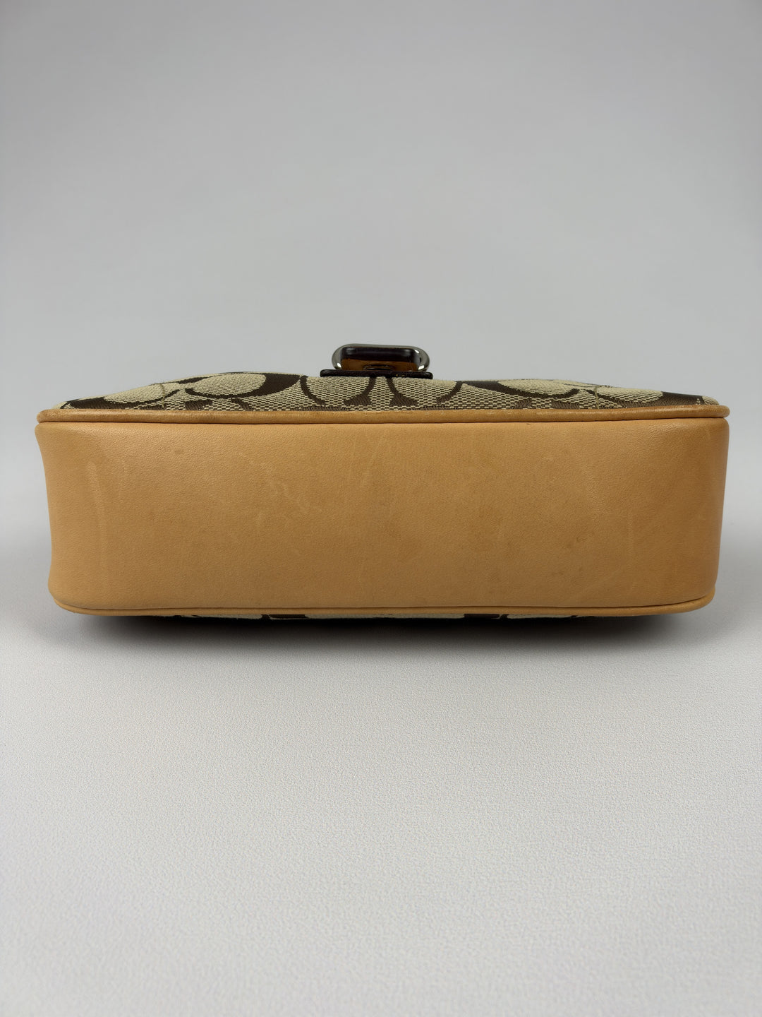 Coach Signature Soho Buckle Demi Pochette Shoulder Bag in Khaki/Braun, Detailansicht 5