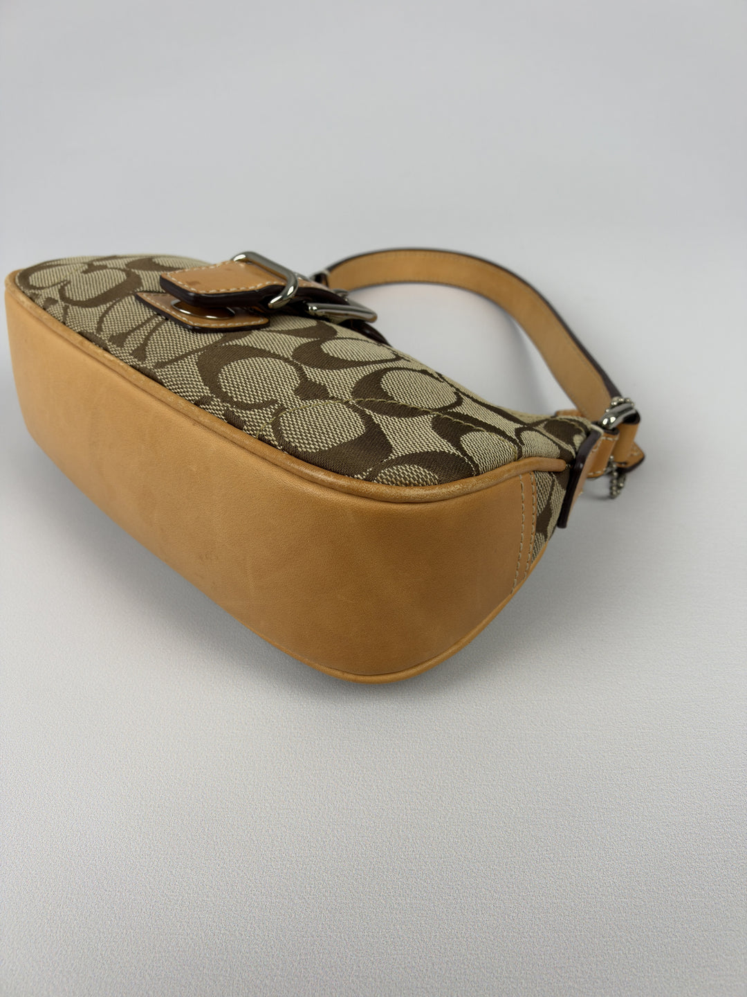 Coach Signature Soho Buckle Demi Pochette Shoulder Bag in Khaki/Braun, Detailansicht 7
