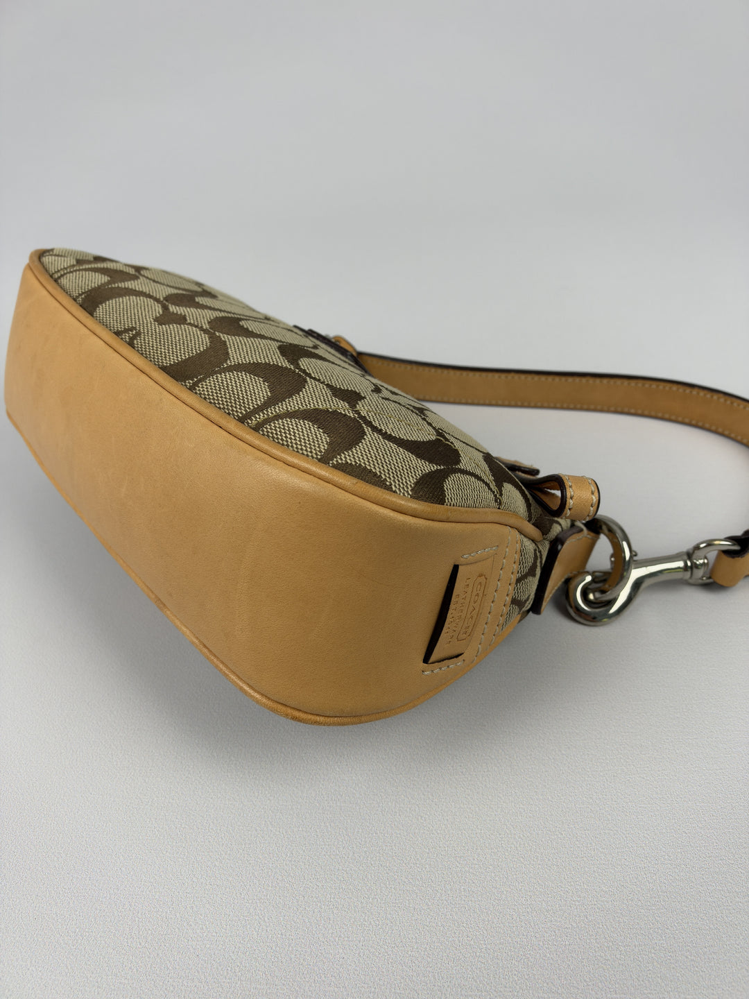 Coach Signature Soho Buckle Demi Pochette Shoulder Bag in Khaki/Braun, Detailansicht 8