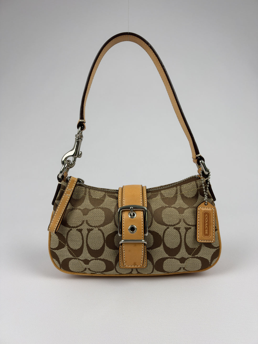 Coach Signature Soho Buckle Demi Pochette Shoulder Bag in Khaki/Braun, Vorderansicht im Originalfoto