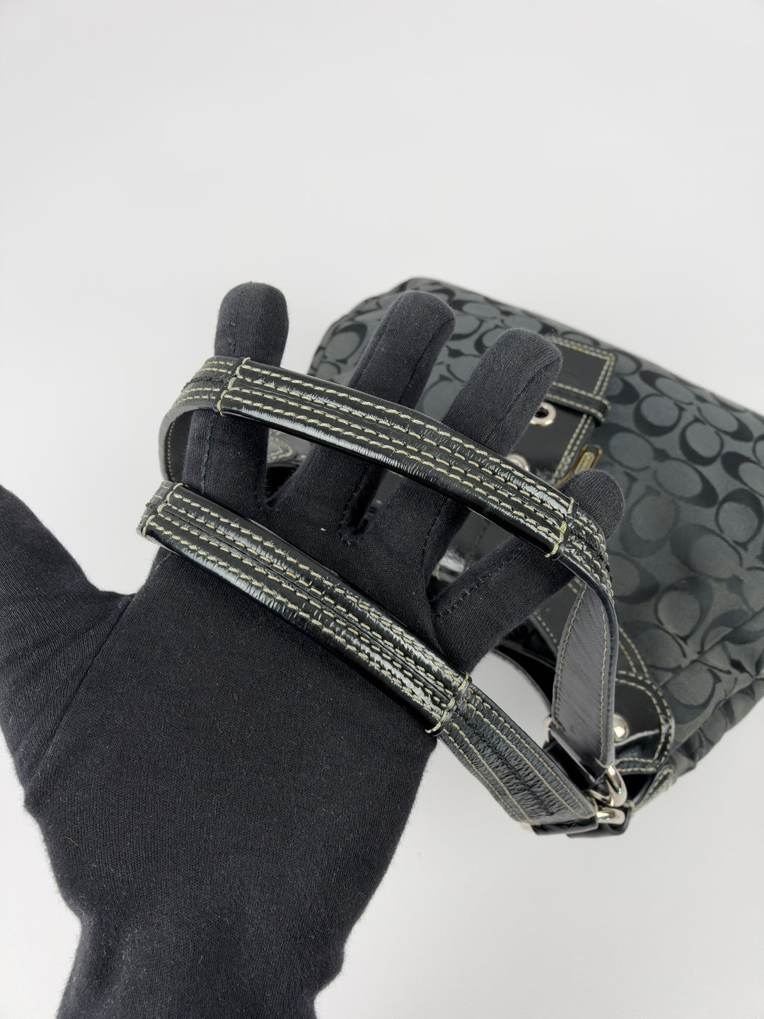 Coach Signature Soho Buckle Hobo Shoulder Bag in Schwarz/Grau, Detailansicht 10