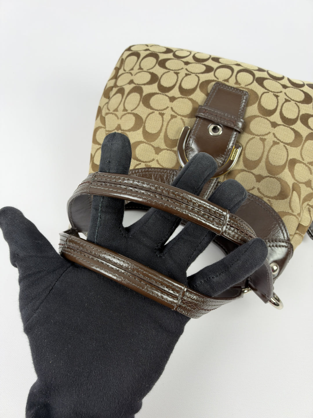 Coach Signature Soho Buckle Hobo Shoulder Bag in Khaki/Braun, Detailansicht 10