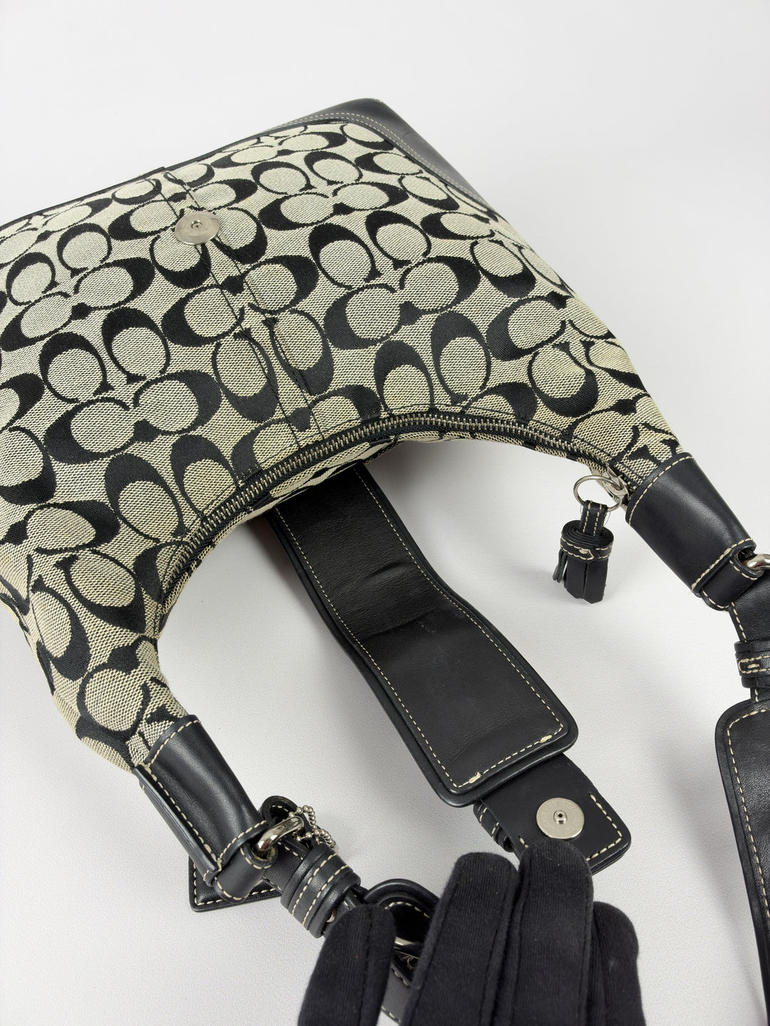 Coach Signature Soho Buckle Hobo Shoulder Bag in Grau/Schwarz, Detailansicht 11