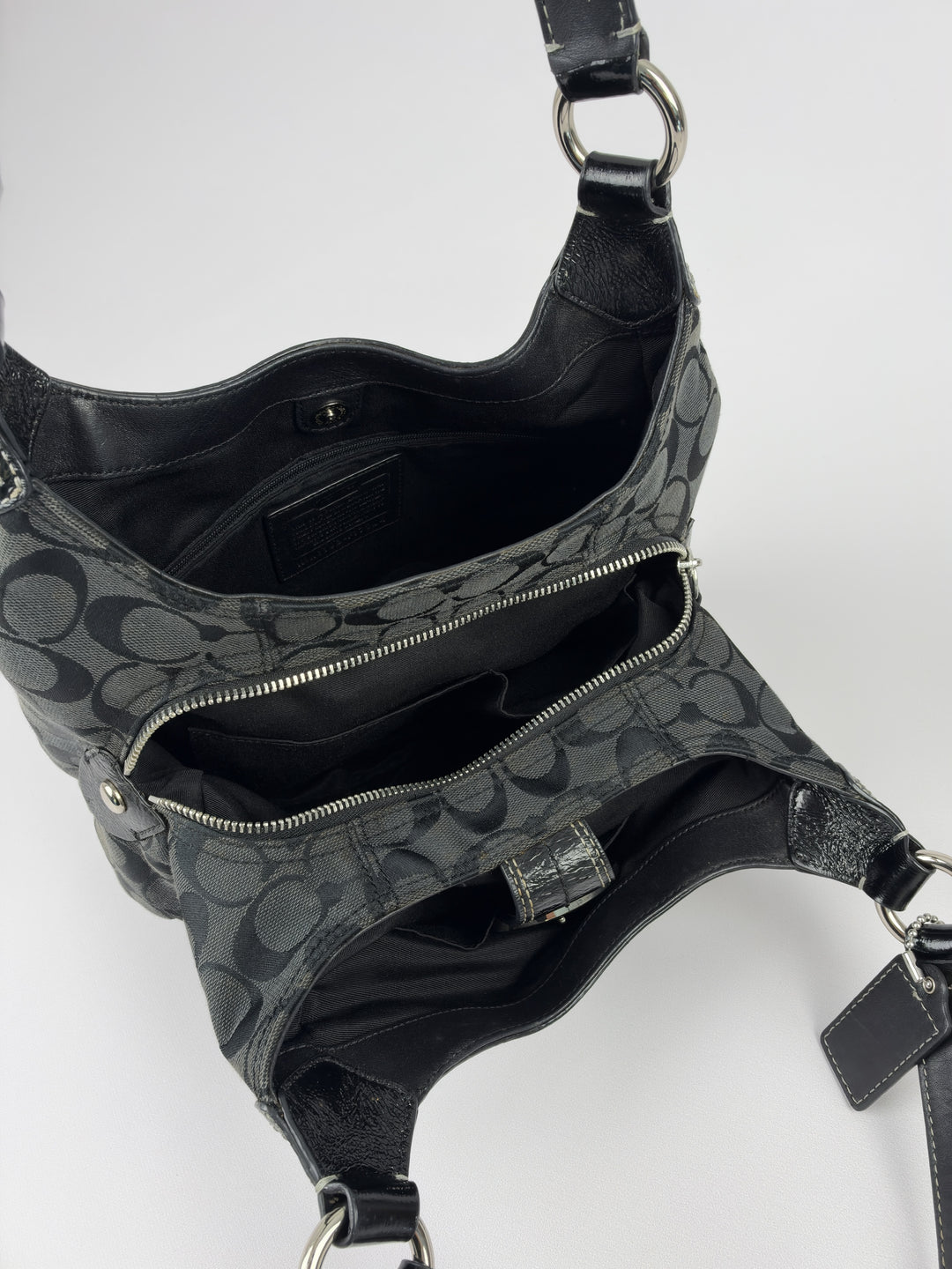 Coach Signature Soho Buckle Hobo Shoulder Bag in Schwarz/Grau, Detailansicht 11
