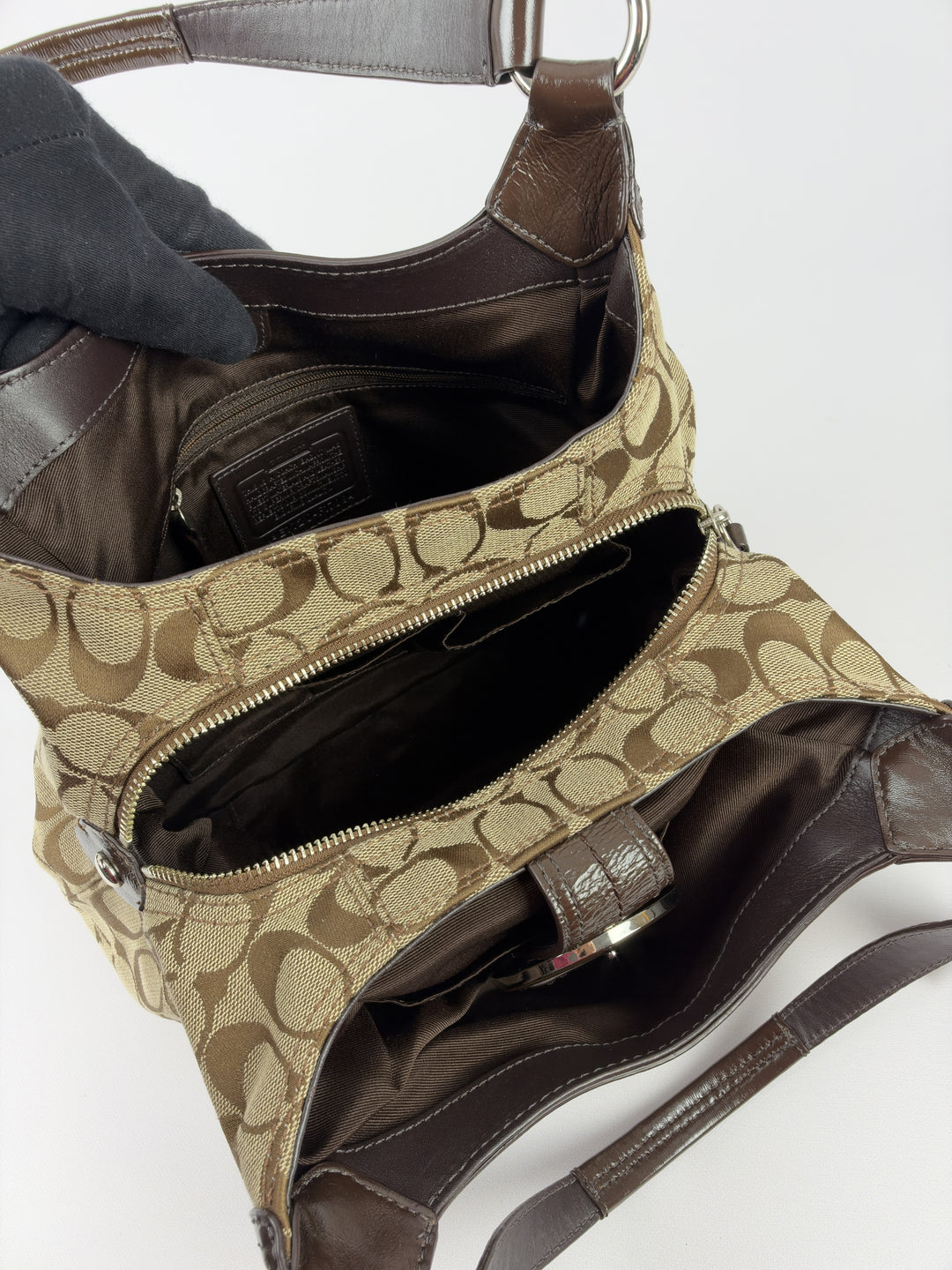 Coach Signature Soho Buckle Hobo Shoulder Bag in Khaki/Braun, Detailansicht 11