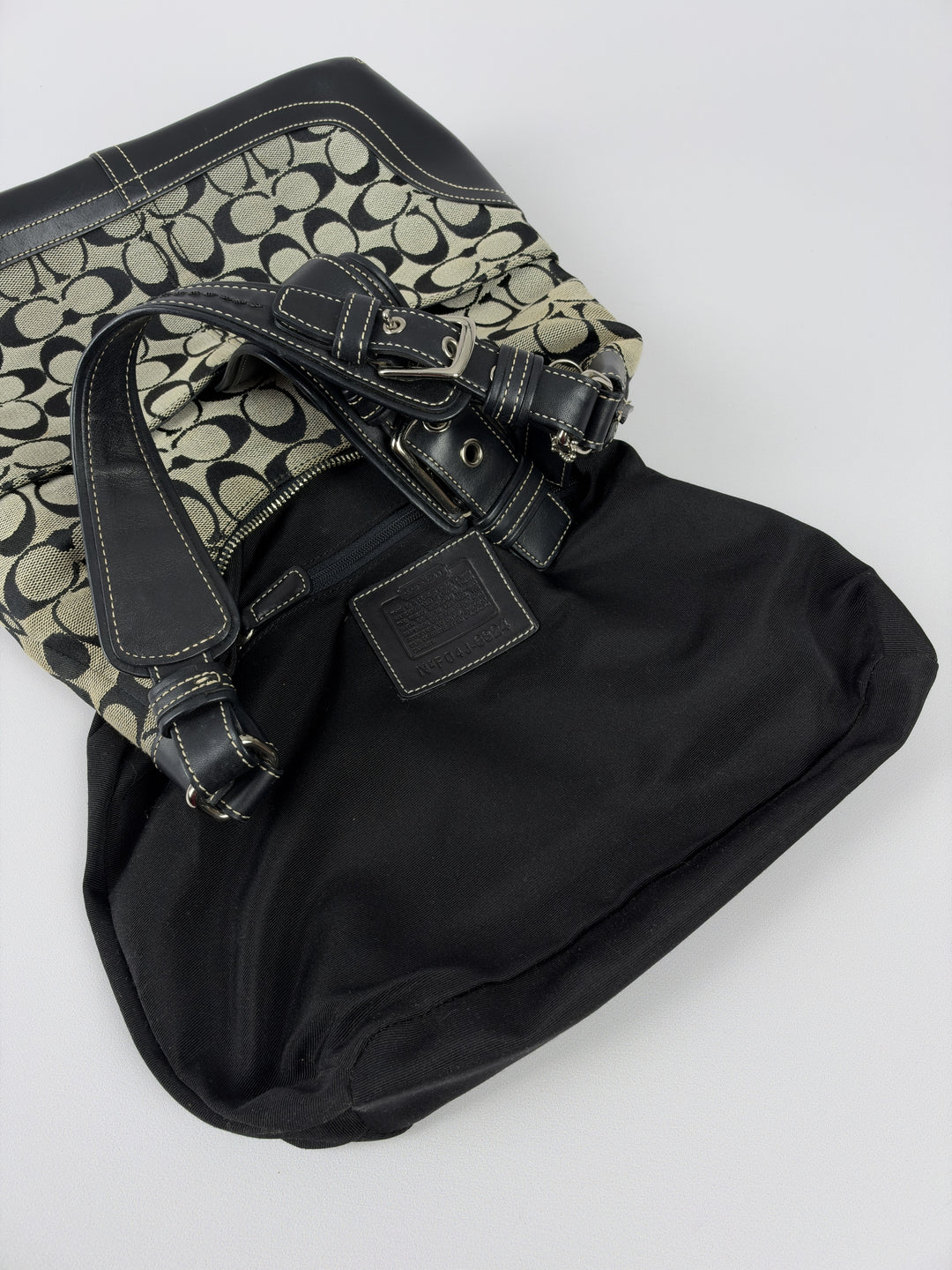 Coach Signature Soho Buckle Hobo Shoulder Bag in Grau/Schwarz, Detailansicht 12