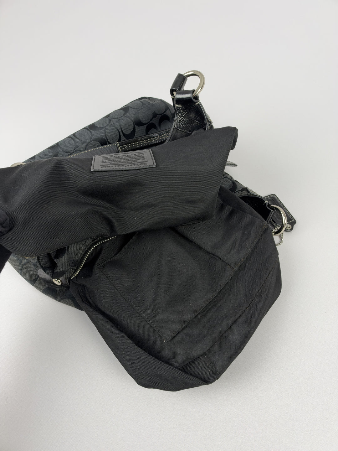 Coach Signature Soho Buckle Hobo Shoulder Bag in Schwarz/Grau, Detailansicht 12