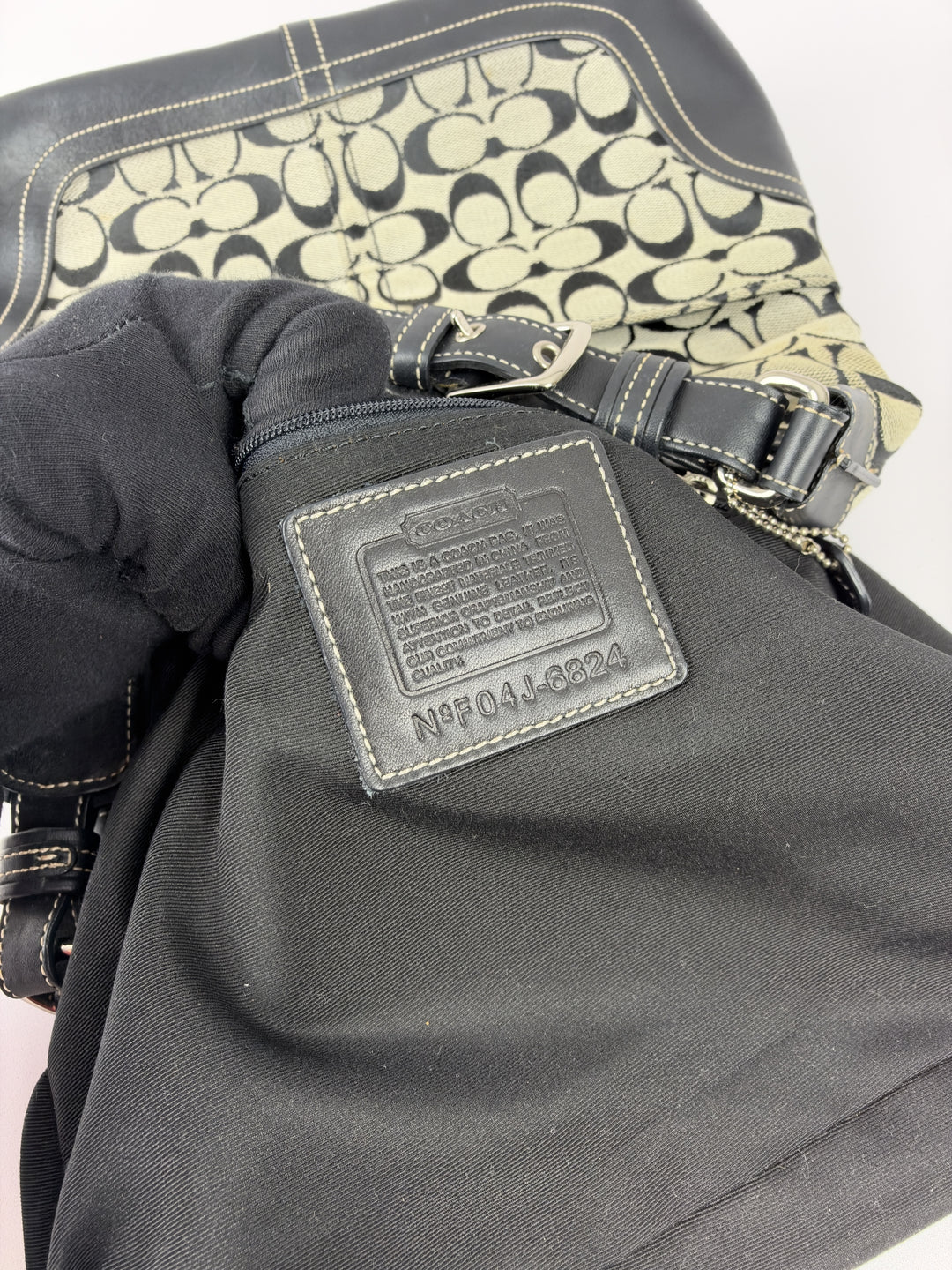 Coach Signature Soho Buckle Hobo Shoulder Bag in Grau/Schwarz, Detailansicht 13