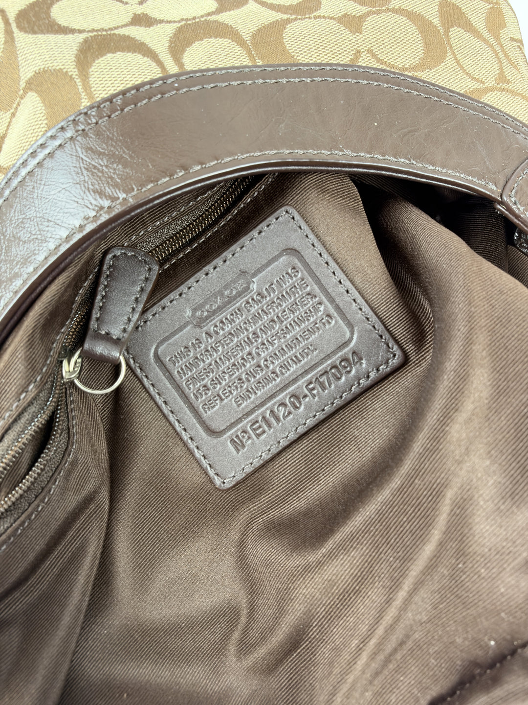 Coach Signature Soho Buckle Hobo Shoulder Bag in Khaki/Braun, Detailansicht 13
