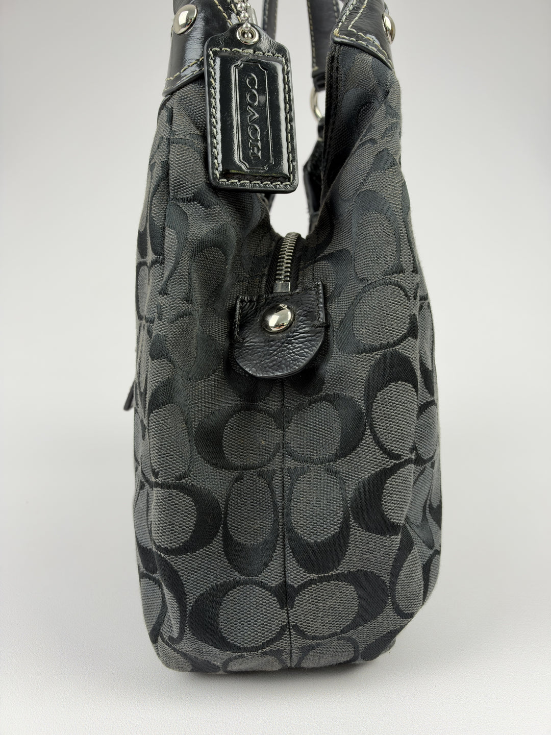 Coach Signature Soho Buckle Hobo Shoulder Bag in Schwarz/Grau, Detailansicht 1