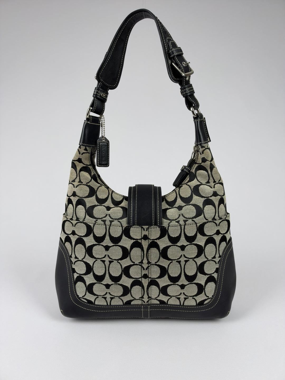 Coach Signature Soho Buckle Hobo Shoulder Bag in Grau/Schwarz, Detailansicht 2