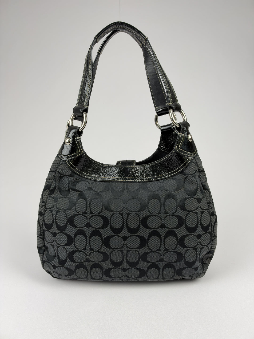 Coach Signature Soho Buckle Hobo Shoulder Bag in Schwarz/Grau, Detailansicht 2