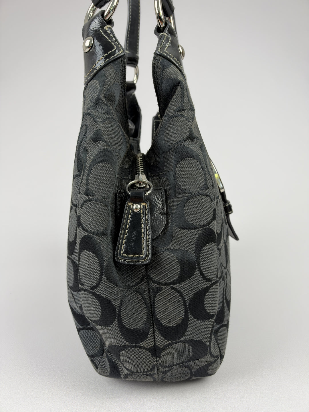 Coach Signature Soho Buckle Hobo Shoulder Bag in Schwarz/Grau, Detailansicht 3
