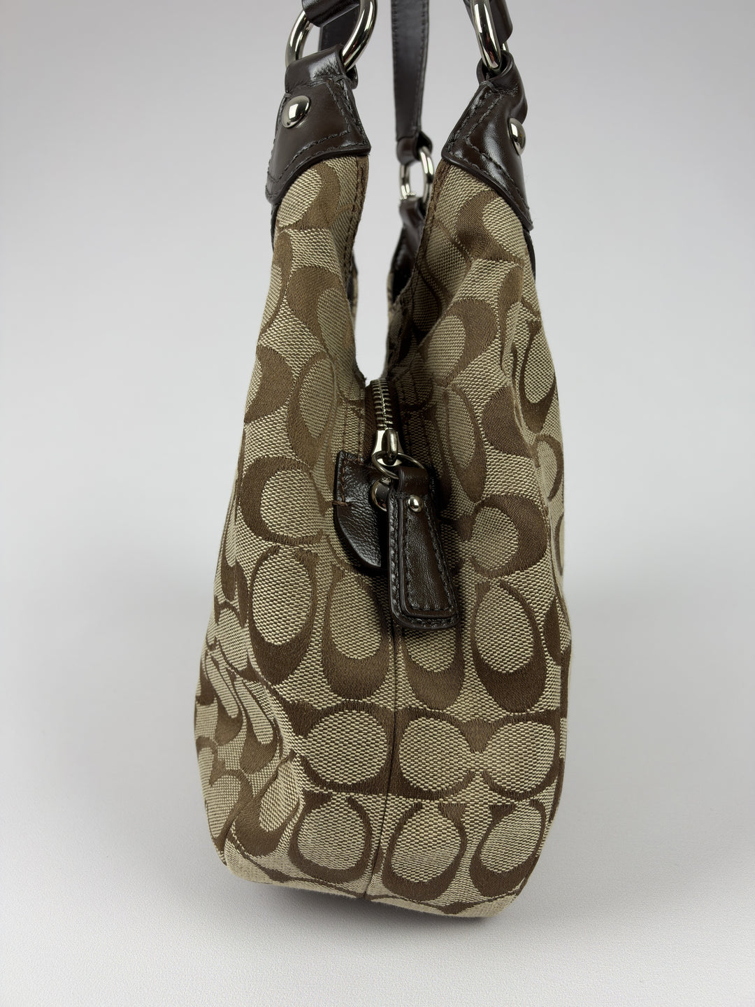 Coach Signature Soho Buckle Hobo Shoulder Bag in Khaki/Braun, Detailansicht 3