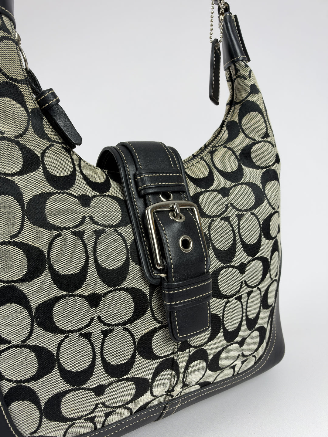 Coach Signature Soho Buckle Hobo Shoulder Bag in Grau/Schwarz, Detailansicht 4