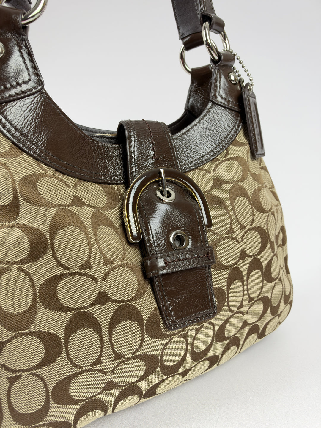 Coach Signature Soho Buckle Hobo Shoulder Bag in Khaki/Braun, Detailansicht 4
