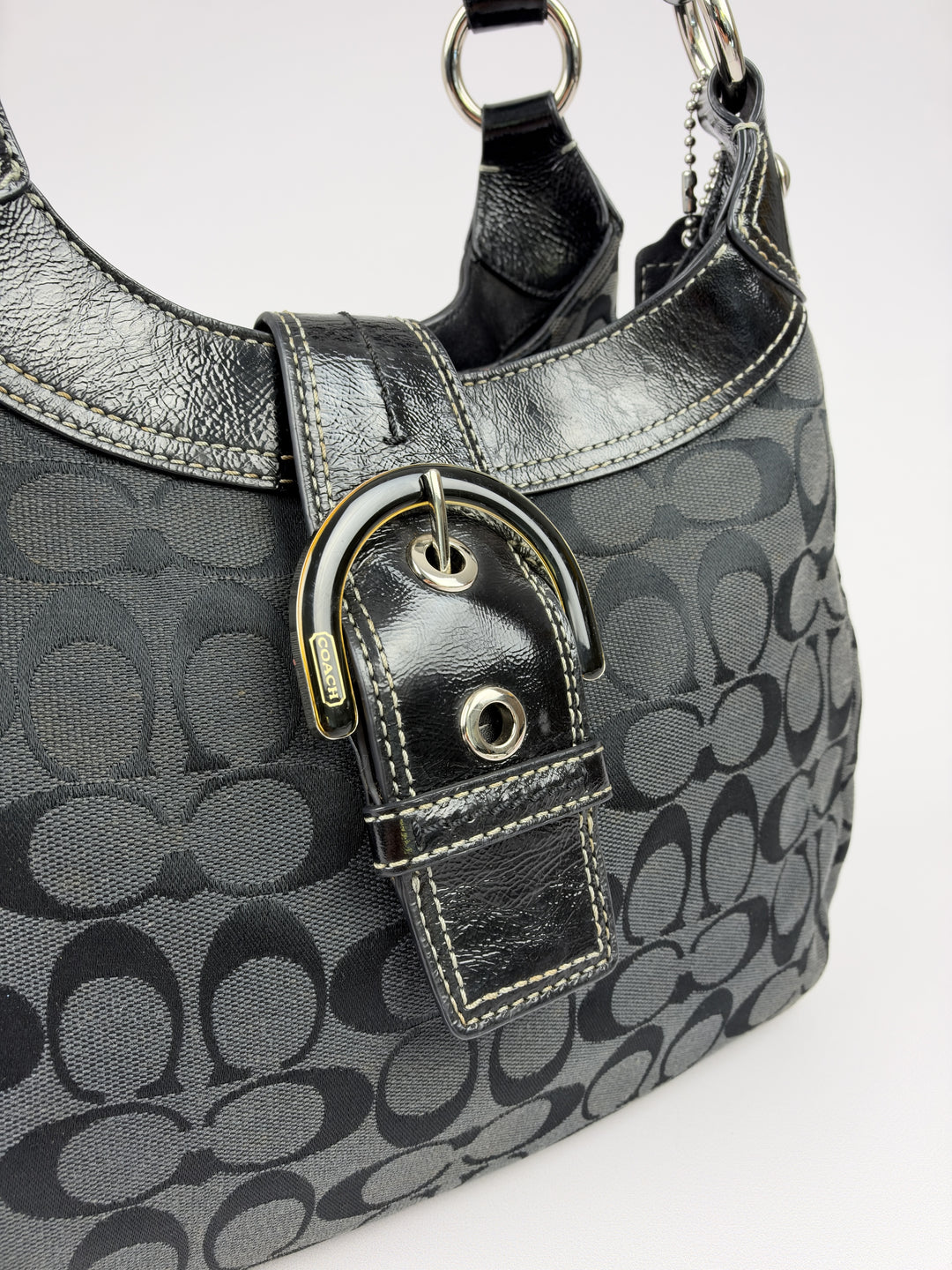 Coach Signature Soho Buckle Hobo Shoulder Bag in Schwarz/Grau, Detailansicht 4