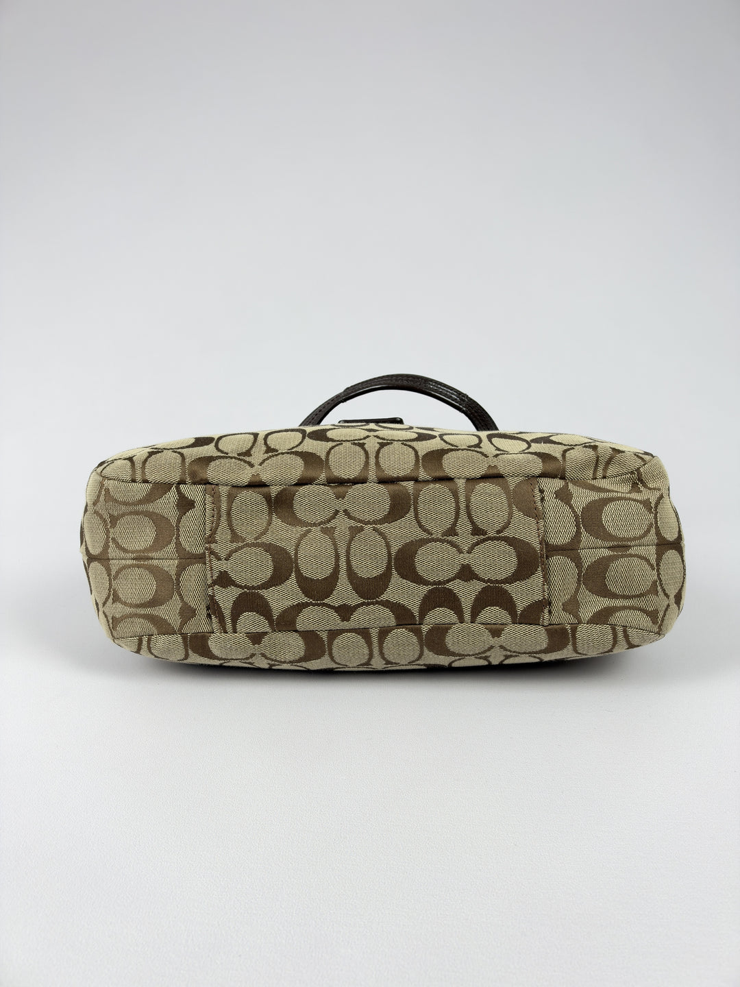 Coach Signature Soho Buckle Hobo Shoulder Bag in Khaki/Braun, Detailansicht 5