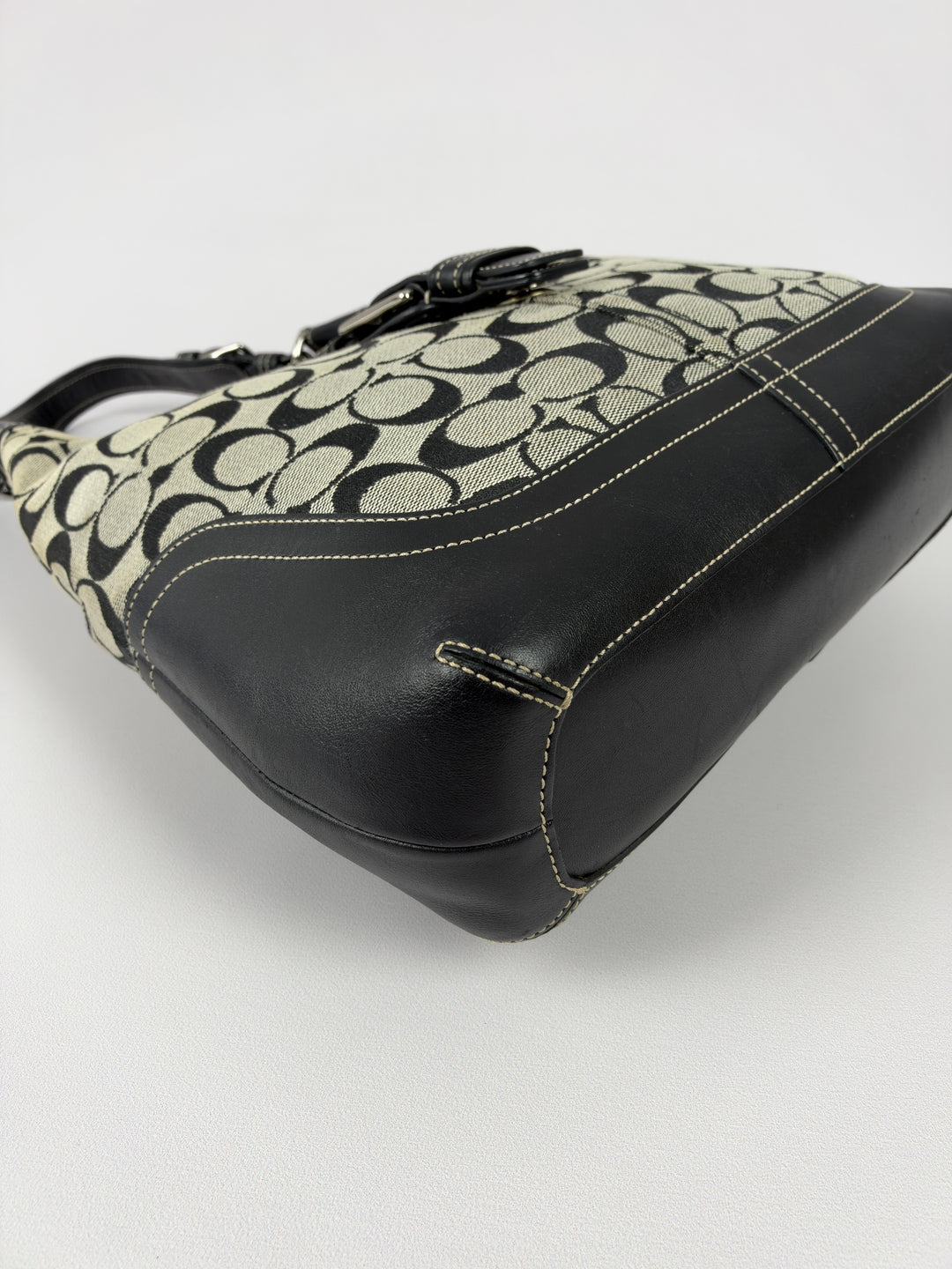 Coach Signature Soho Buckle Hobo Shoulder Bag in Grau/Schwarz, Detailansicht 6