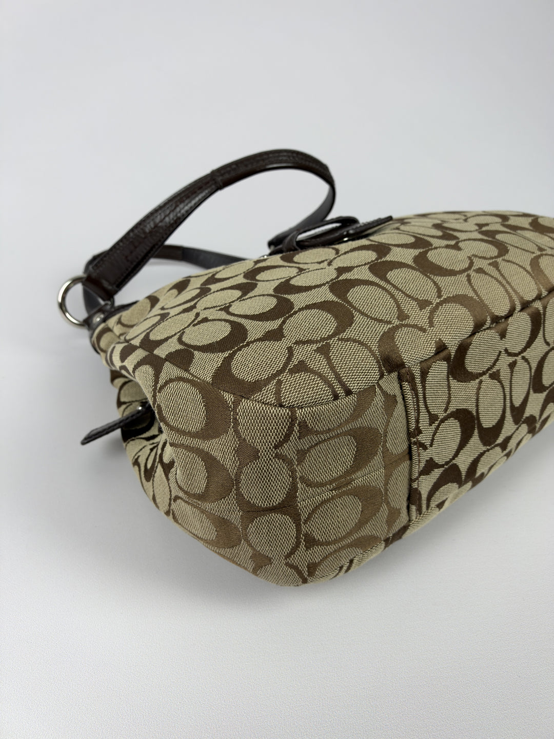 Coach Signature Soho Buckle Hobo Shoulder Bag in Khaki/Braun, Detailansicht 6