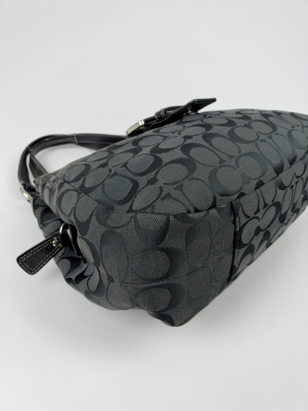 Coach Signature Soho Buckle Hobo Shoulder Bag in Schwarz/Grau, Detailansicht 6