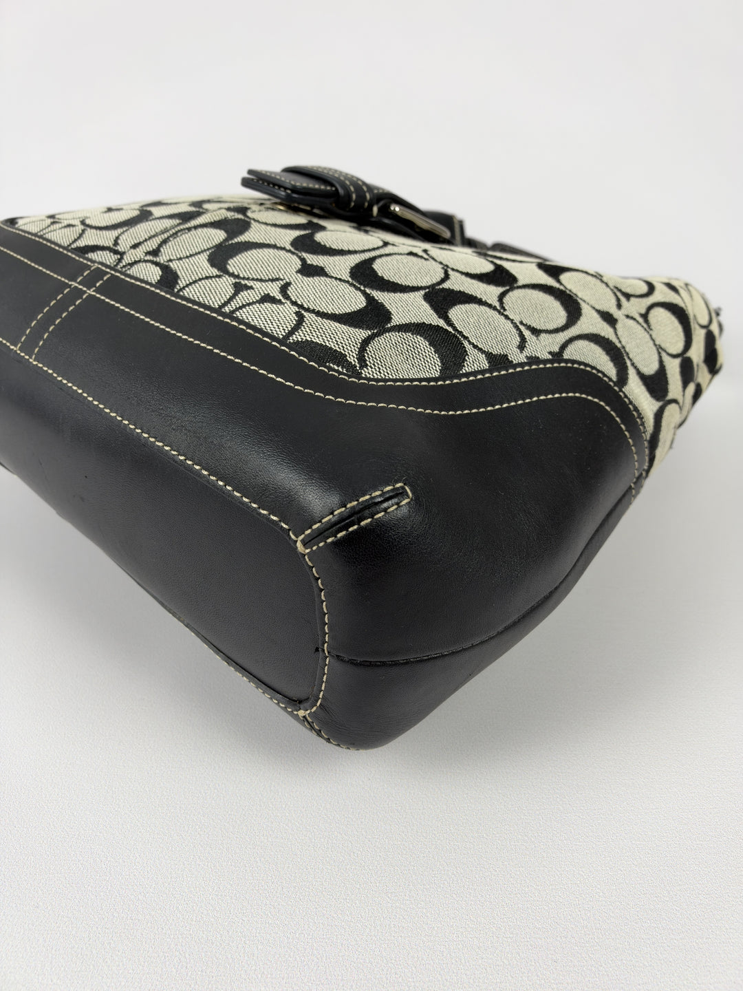 Coach Signature Soho Buckle Hobo Shoulder Bag in Grau/Schwarz, Detailansicht 7