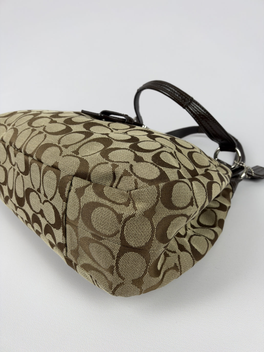 Coach Signature Soho Buckle Hobo Shoulder Bag in Khaki/Braun, Detailansicht 7