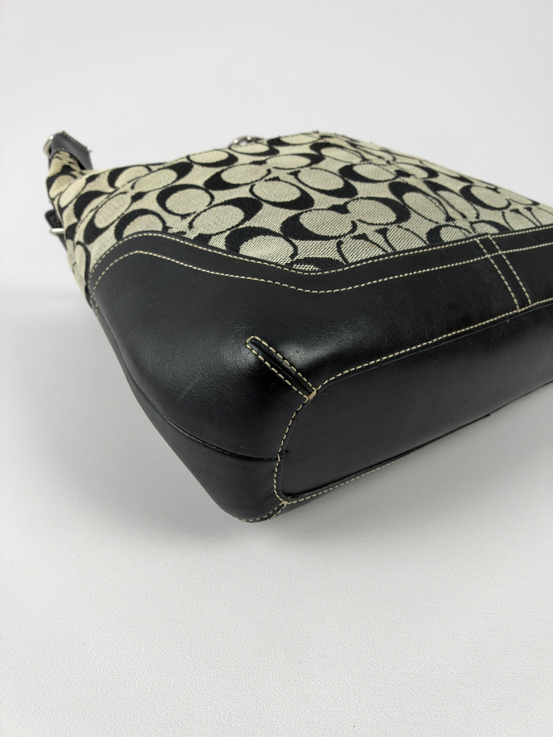 Coach Signature Soho Buckle Hobo Shoulder Bag in Grau/Schwarz, Detailansicht 8